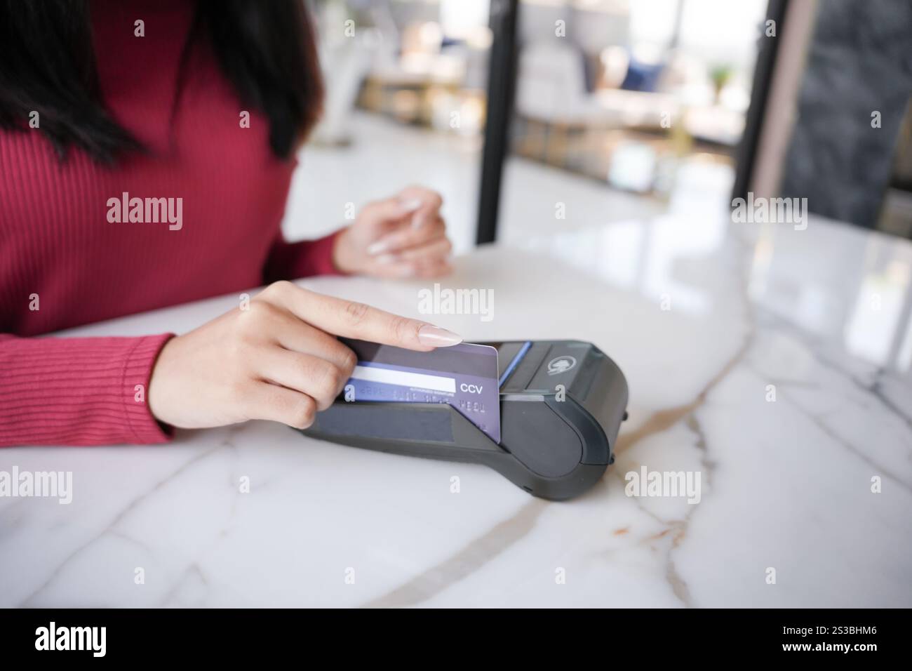 Kontaktloses Bezahlen mit Kreditkarte mit Touch Settlement Bezahlen für Shopping nfc Technologie Transaktion bargeldlose Technologie und Kreditkarte Stockfoto