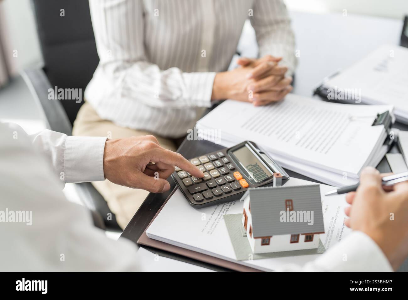 Immobilieninvestitionen Immobilienversicherung und -Sicherheit. Immobilienmakler bieten Haus an. Stockfoto