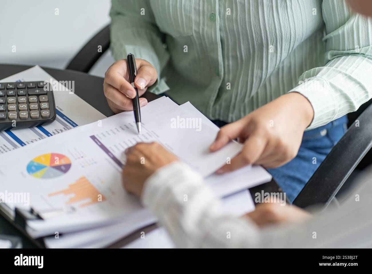 Geschäftsleute treffen sich Designideen professioneller Investor, der ein neues Start-up-Projekt arbeitet. Geschäftsmann und Geschäftsfrau arbeiten zusammen Stockfoto