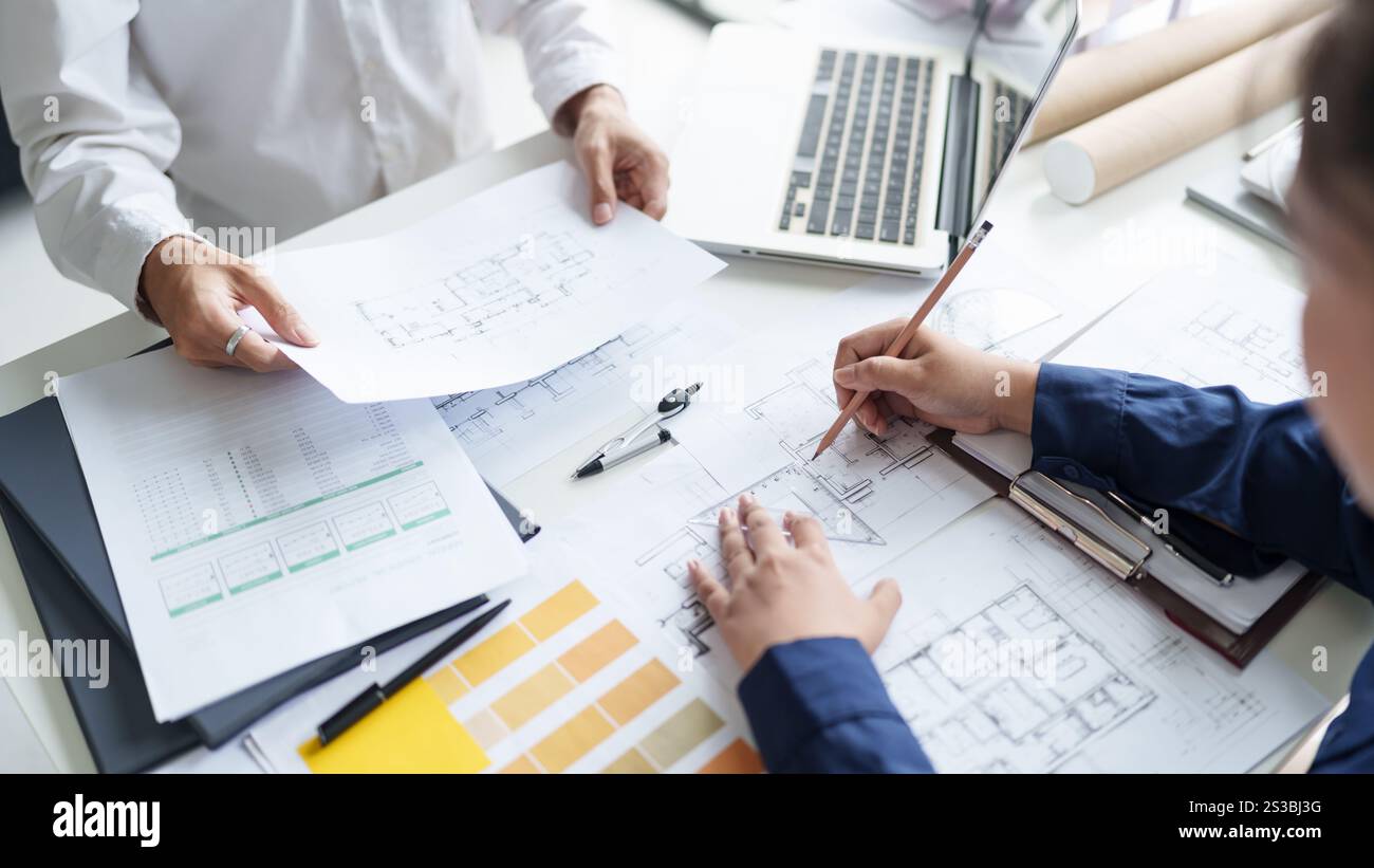 Architektur basierend auf Architekturprojekt Geschäftsarchitektur Gebäudearchitektur Kollegen Konstrukteur Planung Design auf Blueprint mit Stockfoto