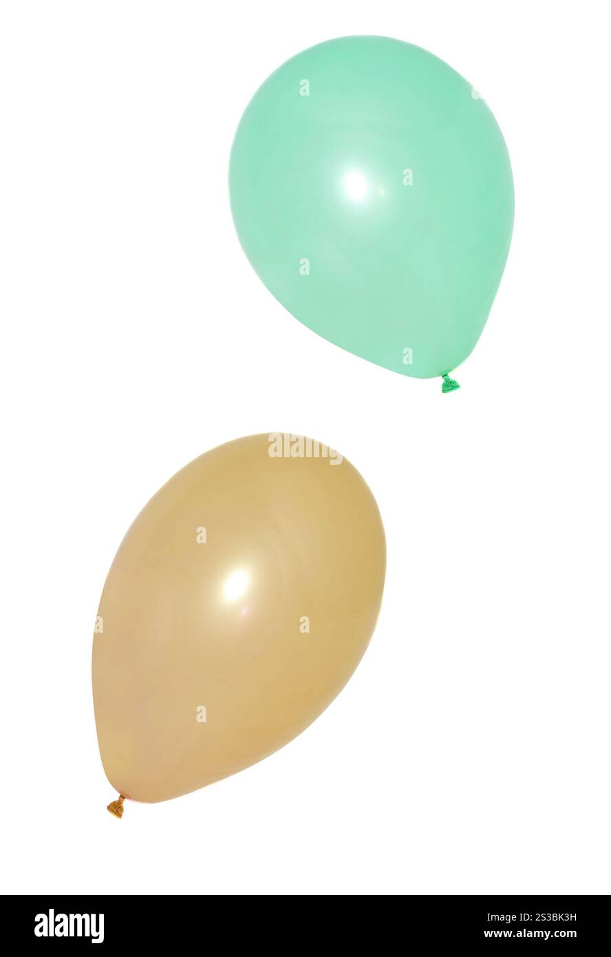 Bunte Geburtstags- oder Partyballons isoliert auf weißem Hintergrund. Bunte Geburtstagsballons oder Partyballons Stockfoto