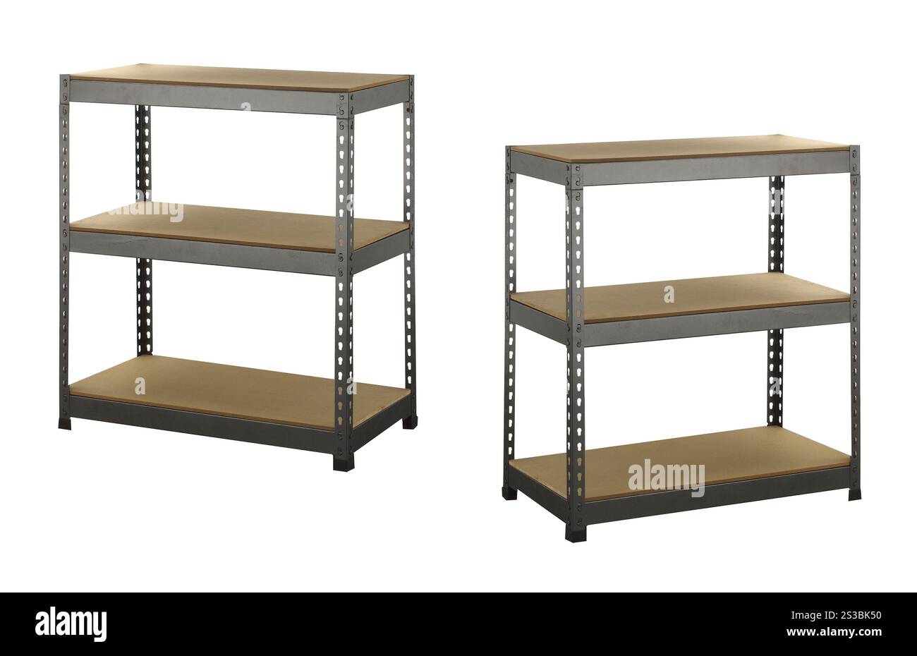Industrielle Metallregale isoliert auf weißem Hintergrund. Industrielle Metallregale Stockfoto
