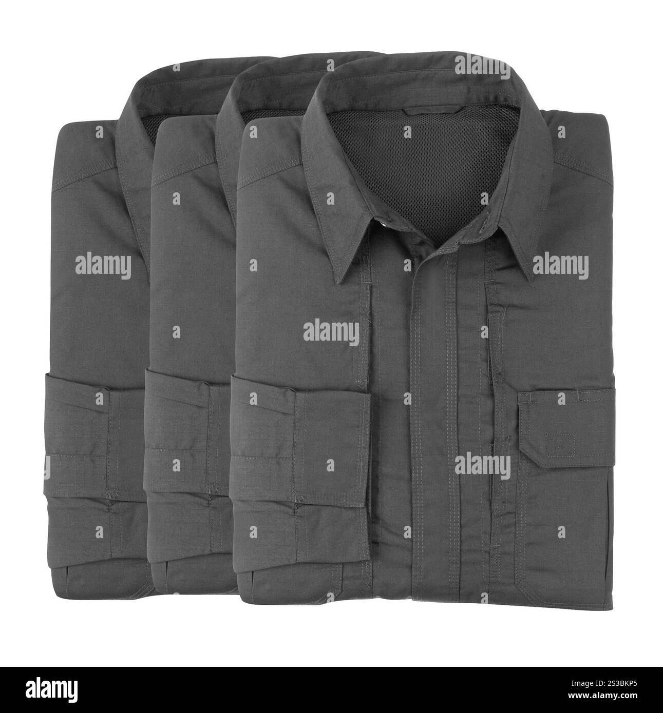 Stapeln Sie bunte Hemden auf weißem Hintergrund. Stapeln Sie bunte Shirts einzeln Stockfoto