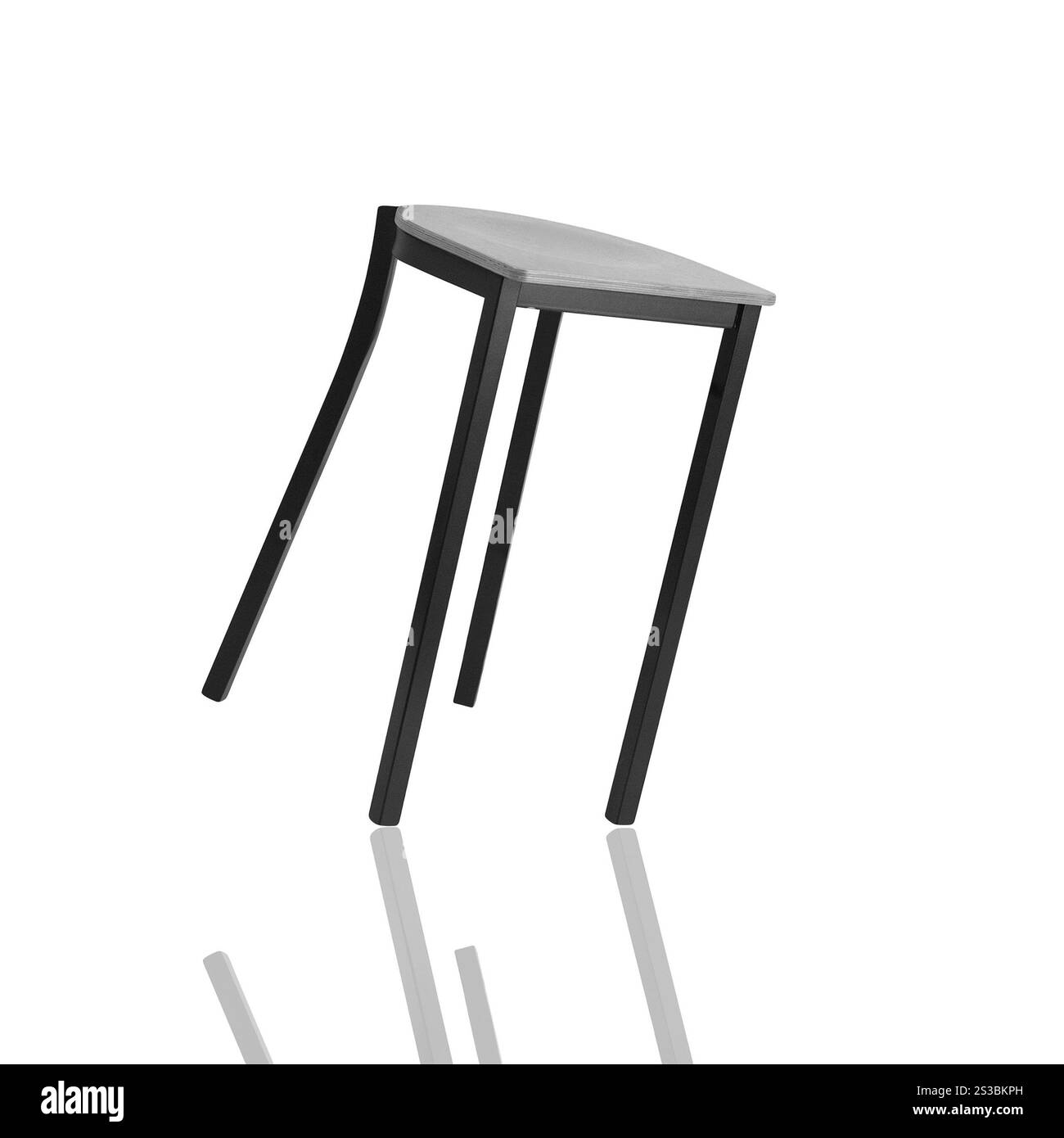 Isolierter Holzhocker auf weißem Hintergrund Stockfoto