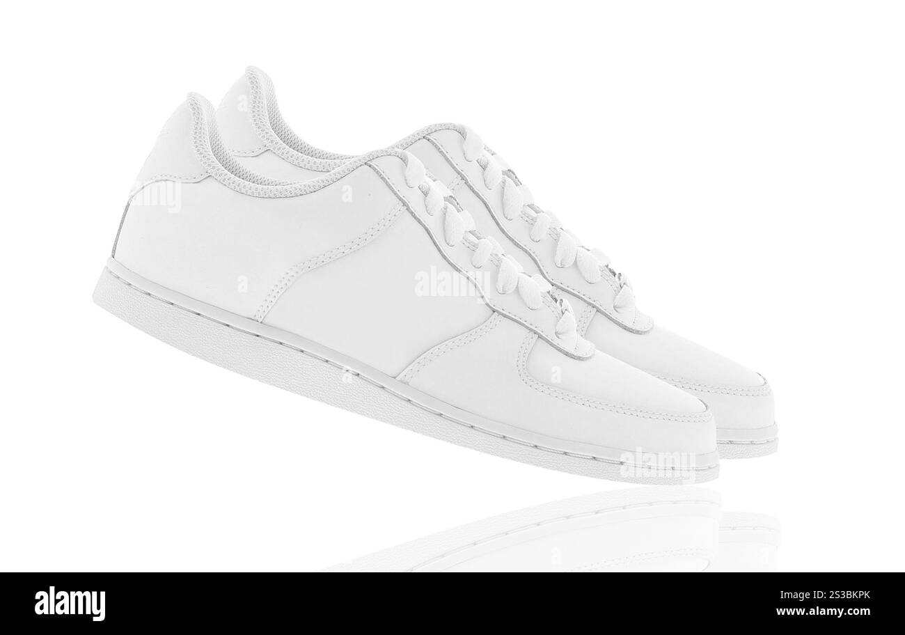 Paar Sportschuhe im Frauenstil isoliert auf weißem Hintergrund. Ein Paar Sportschuhe im Damenstil Stockfoto