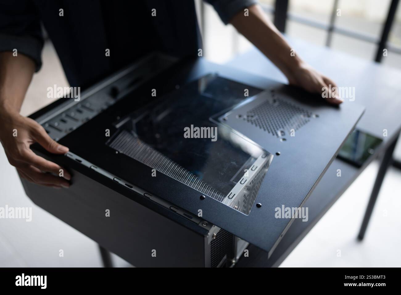IT-Ingenieur Installation Hardware Ausrüstung Entwicklung Facility Engineer Wartung Computer Motherboard elektronische Reparaturwerkstatt Technologiegeschäft. Stockfoto