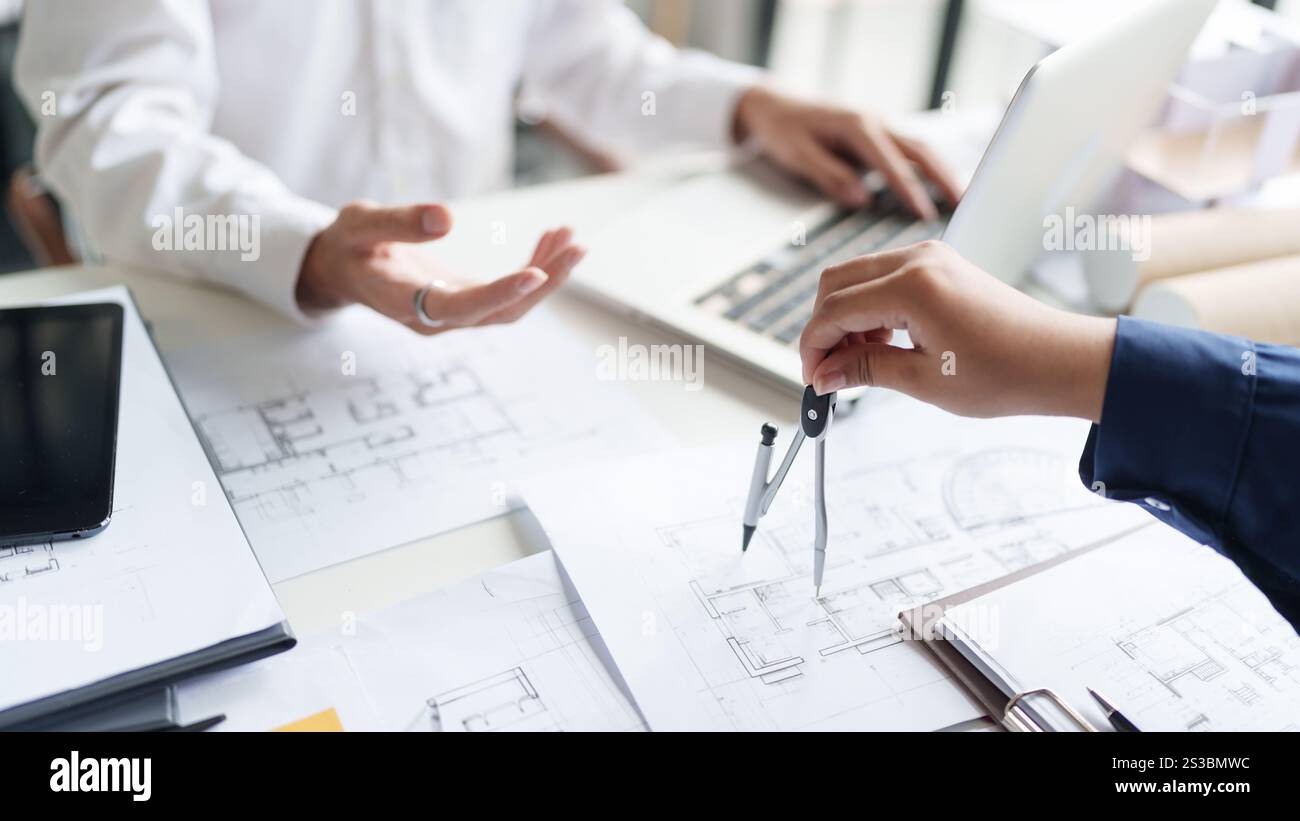 Architektur basierend auf Architekturprojekt Geschäftsarchitektur Gebäudearchitektur Kollegen Konstrukteur Planung Design auf Blueprint mit Stockfoto