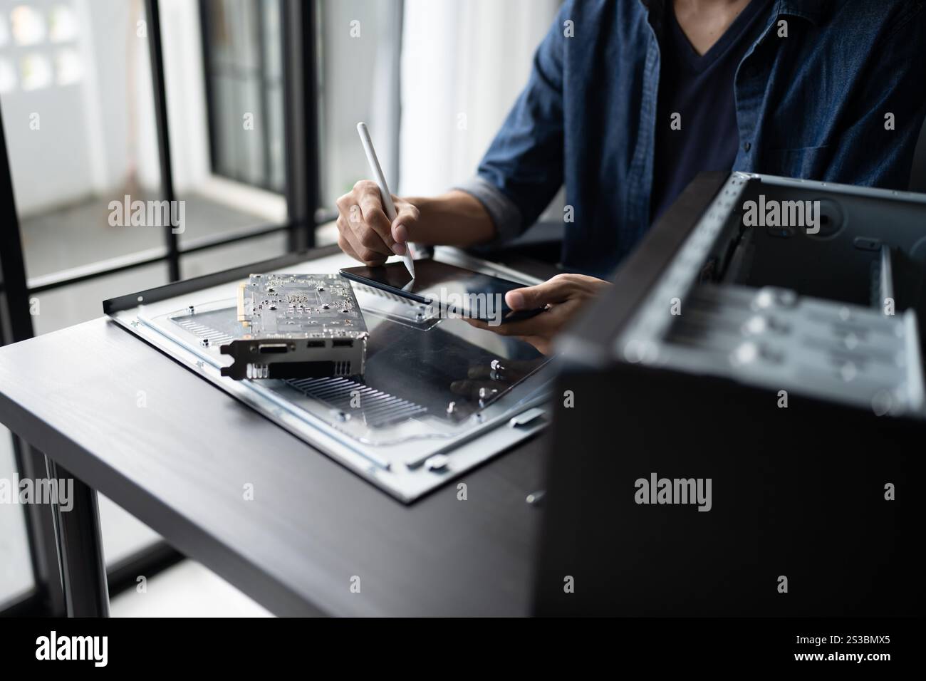 IT-Ingenieur Installation Hardware Ausrüstung Entwicklung Facility Engineer Wartung Computer Motherboard elektronische Reparaturwerkstatt Technologiegeschäft. Stockfoto