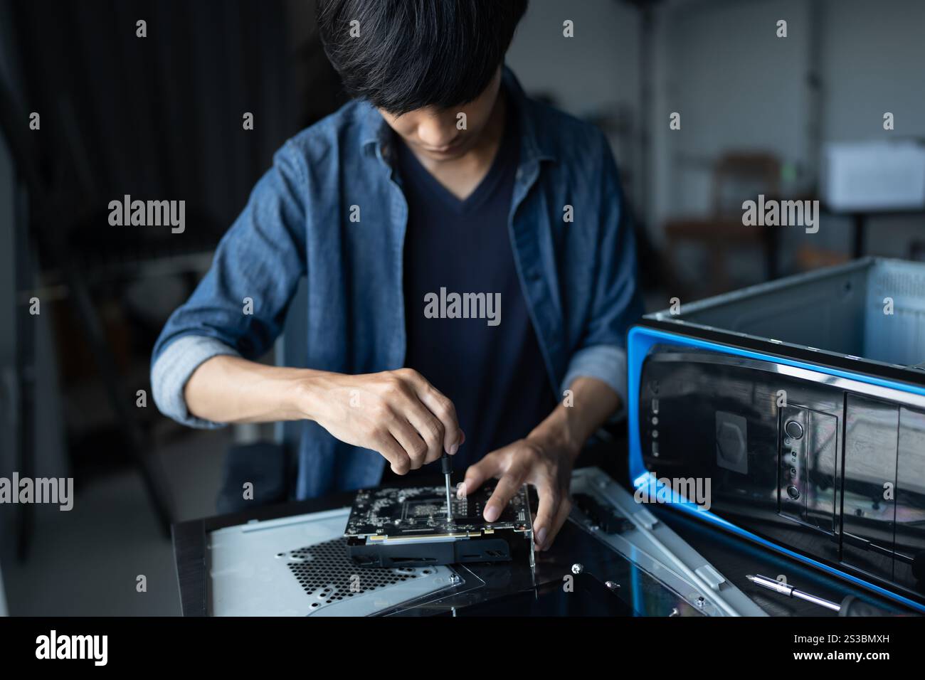 IT-Ingenieur Installation Hardware Ausrüstung Entwicklung Facility Engineer Wartung Computer Motherboard elektronische Reparaturwerkstatt Technologiegeschäft. Stockfoto