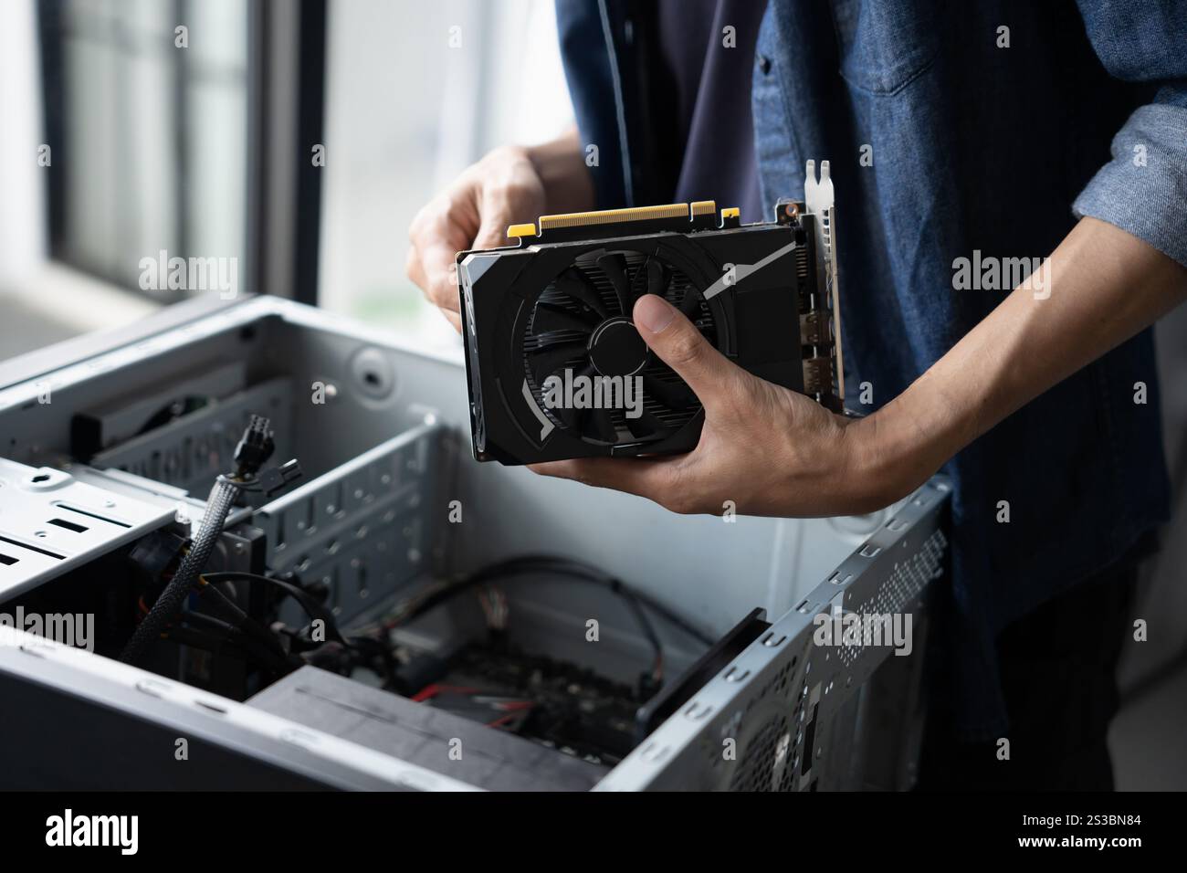 IT-Ingenieur Installation Hardware Ausrüstung Entwicklung Facility Engineer Wartung Computer Motherboard elektronische Reparaturwerkstatt Technologiegeschäft. Stockfoto