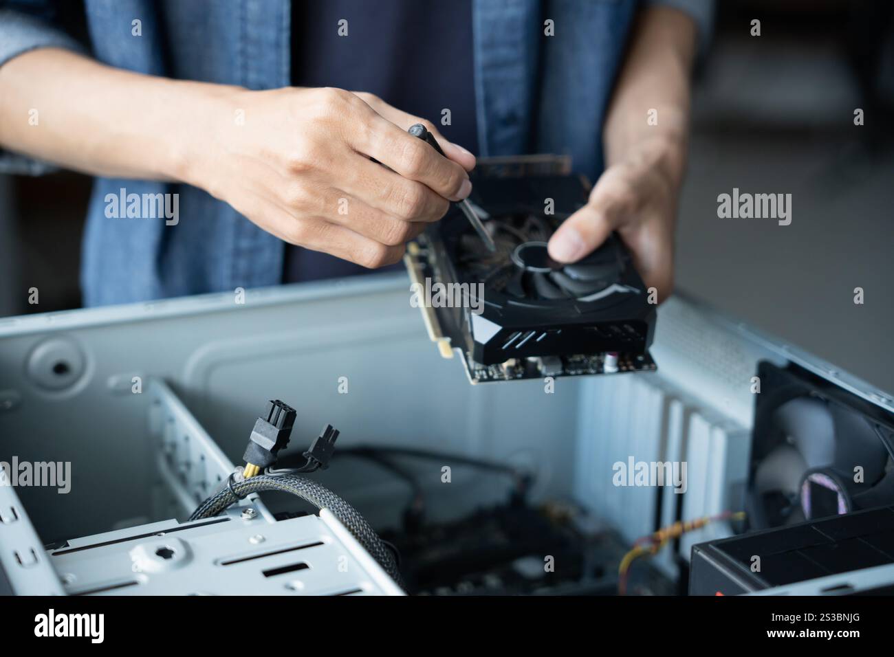 IT-Ingenieur Installation Hardware Ausrüstung Entwicklung Facility Engineer Wartung Computer Motherboard elektronische Reparaturwerkstatt Technologiegeschäft. Stockfoto