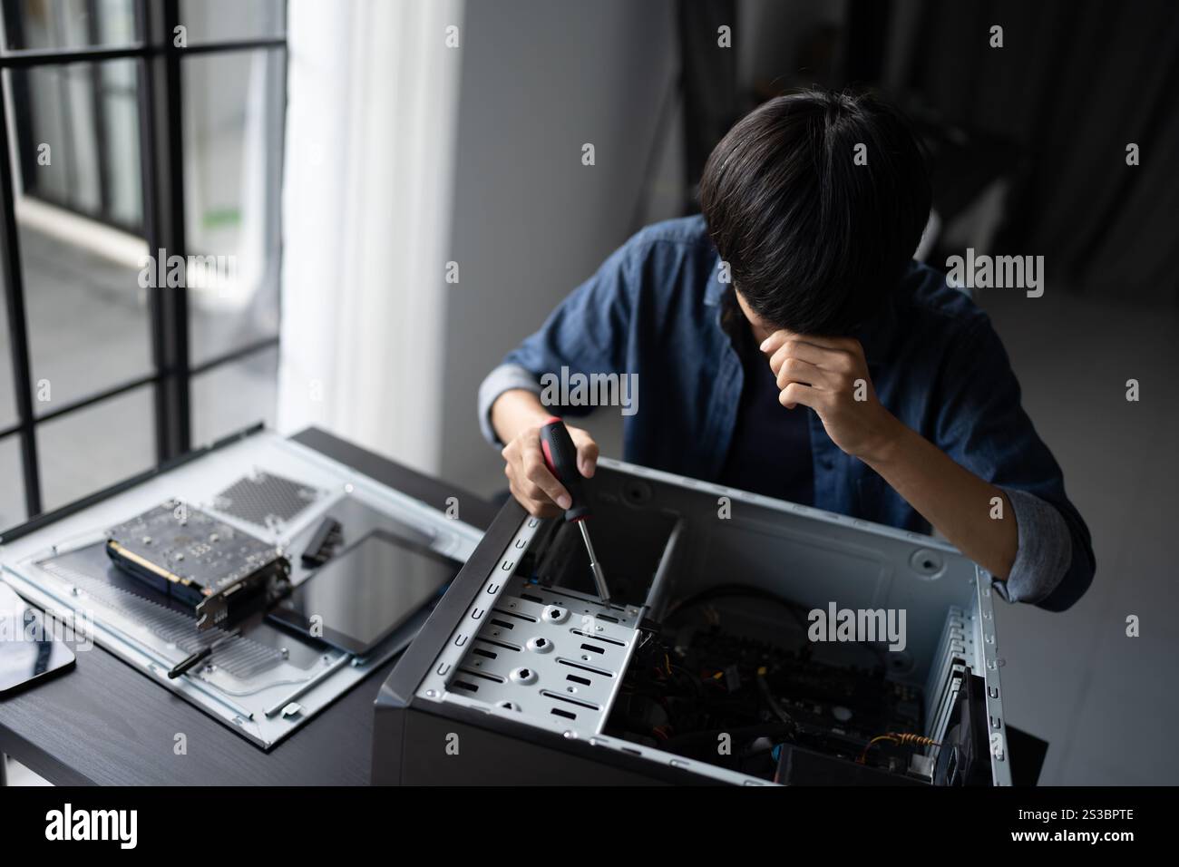 IT-Ingenieur Installation Hardware Ausrüstung Entwicklung Facility Engineer Wartung Computer Motherboard elektronische Reparaturwerkstatt Technologiegeschäft. Stockfoto