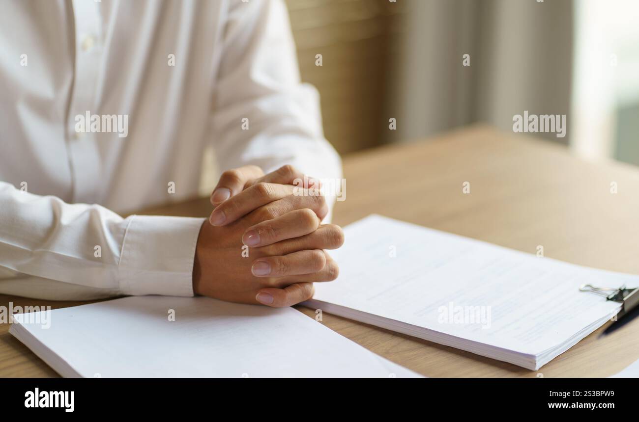 Geschäftsmann überkreuzte die Hände, weil er wartete und Hände hielt, fühlte sich besorgt Impotenz Stockfoto