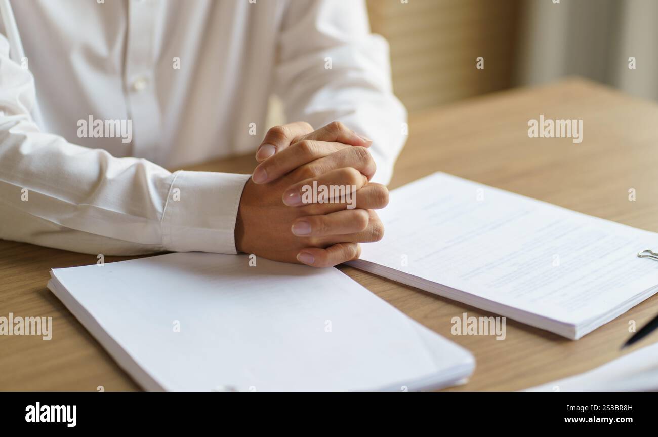 Geschäftsmann überkreuzte die Hände, weil er wartete und Hände hielt, fühlte sich besorgt Impotenz Stockfoto