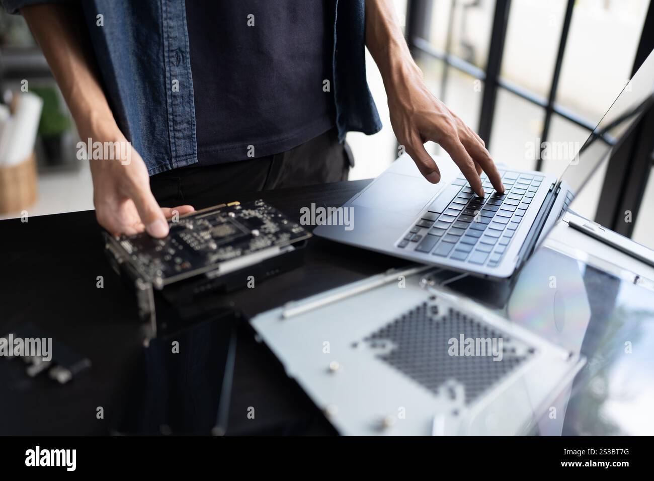 IT-Ingenieur Installation Hardware Ausrüstung Entwicklung Facility Engineer Wartung Computer Motherboard elektronische Reparaturwerkstatt Technologiegeschäft. Stockfoto