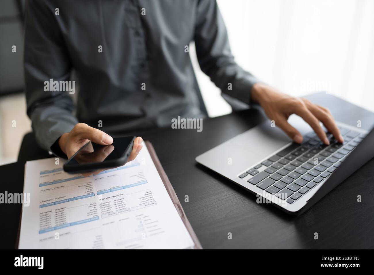 Asiatischer Geschäftsmann mit Smartphone arbeitet mobile Geräte Mobiltelefontechnologie E-Commerce Smartphone Business professioneller Investor arbeitet neu Stockfoto