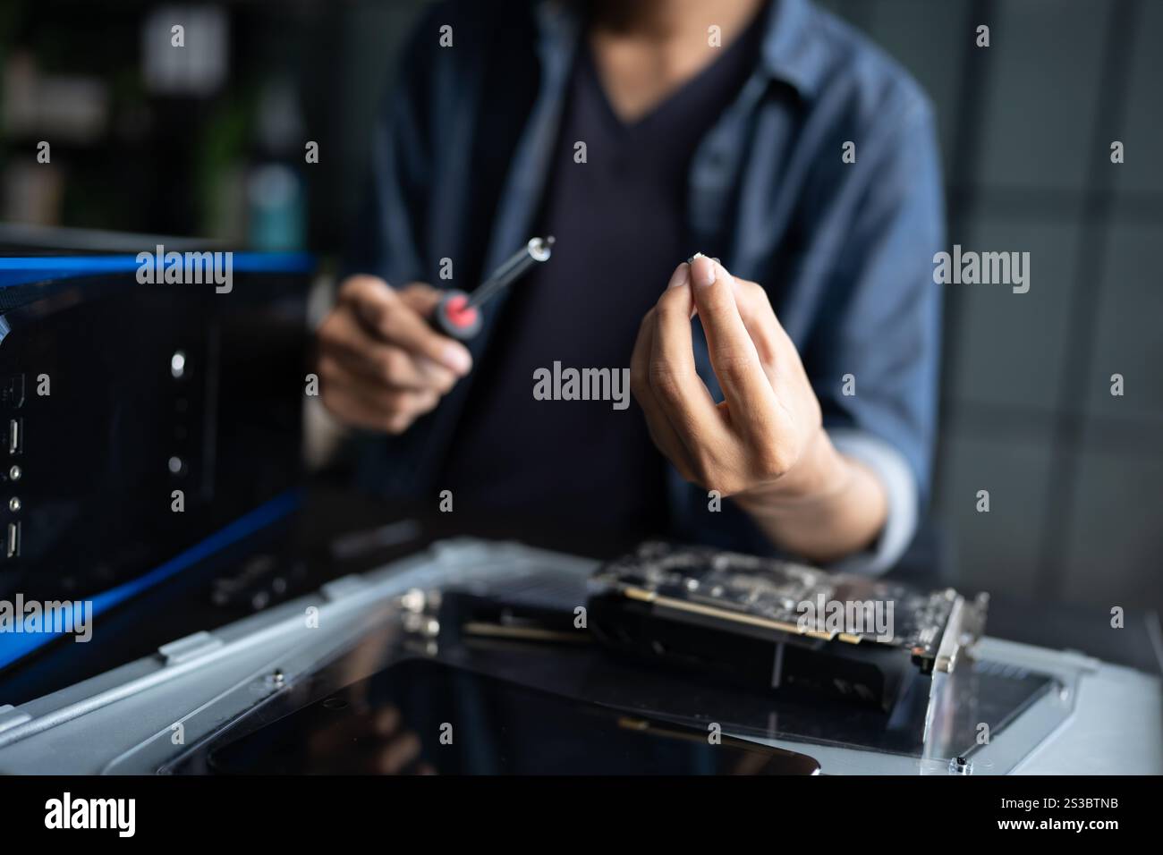 IT-Ingenieur Installation Hardware Ausrüstung Entwicklung Facility Engineer Wartung Computer Motherboard elektronische Reparaturwerkstatt Technologiegeschäft. Stockfoto