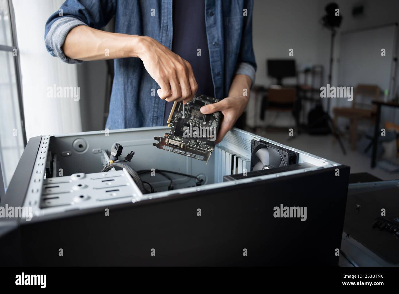 IT-Ingenieur Installation Hardware Ausrüstung Entwicklung Facility Engineer Wartung Computer Motherboard elektronische Reparaturwerkstatt Technologiegeschäft. Stockfoto