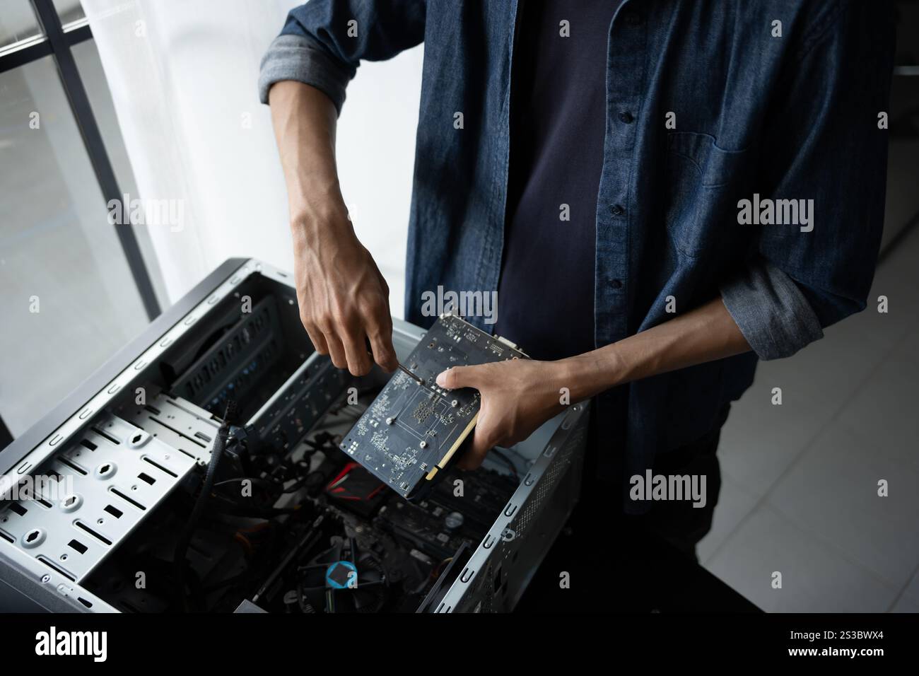 IT-Ingenieur Installation Hardware Ausrüstung Entwicklung Facility Engineer Wartung Computer Motherboard elektronische Reparaturwerkstatt Technologiegeschäft. Stockfoto