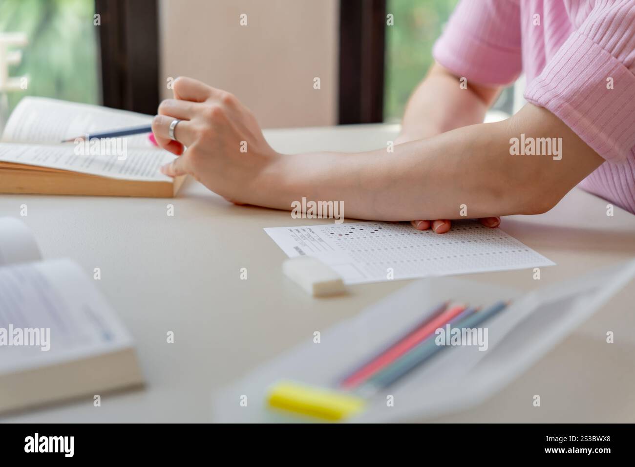 Asiatische Mädchen Studentin, die Prüfung Hand hält Bleistift Schreiben Antwort in der Universität Klassenbildung High School oder Universitätsstudentin macht Notizen Stockfoto
