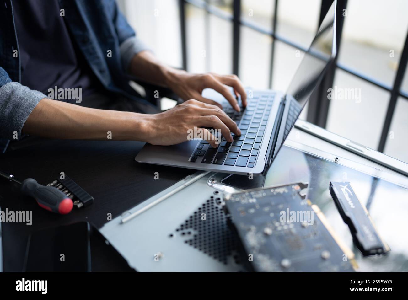 IT-Ingenieur Installation Hardware Ausrüstung Entwicklung Facility Engineer Wartung Computer Motherboard elektronische Reparaturwerkstatt Technologiegeschäft. Stockfoto