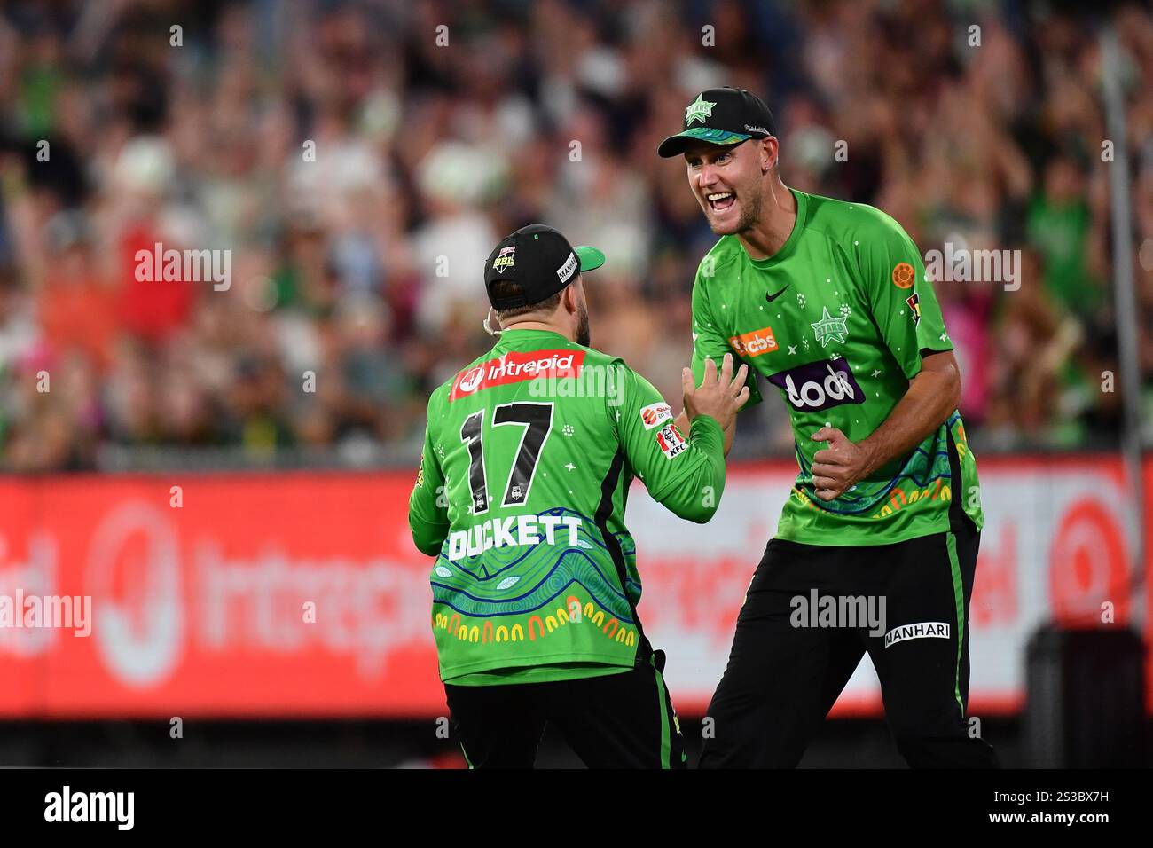 MELBOURNE AUSTRALIEN. Januar 2025. Ben Duckett von den Melbourne Stars feiert mit Beau Webster, nachdem er Hayden Kerr während der Big Bash League, Melbourne Stars vs Sydney Sixers am 9. Januar 2025 auf dem Melbourne Cricket Ground, Melbourne, Australien, erwischt hat. Credit: Karl Phillipson/Alamy Live News Stockfoto