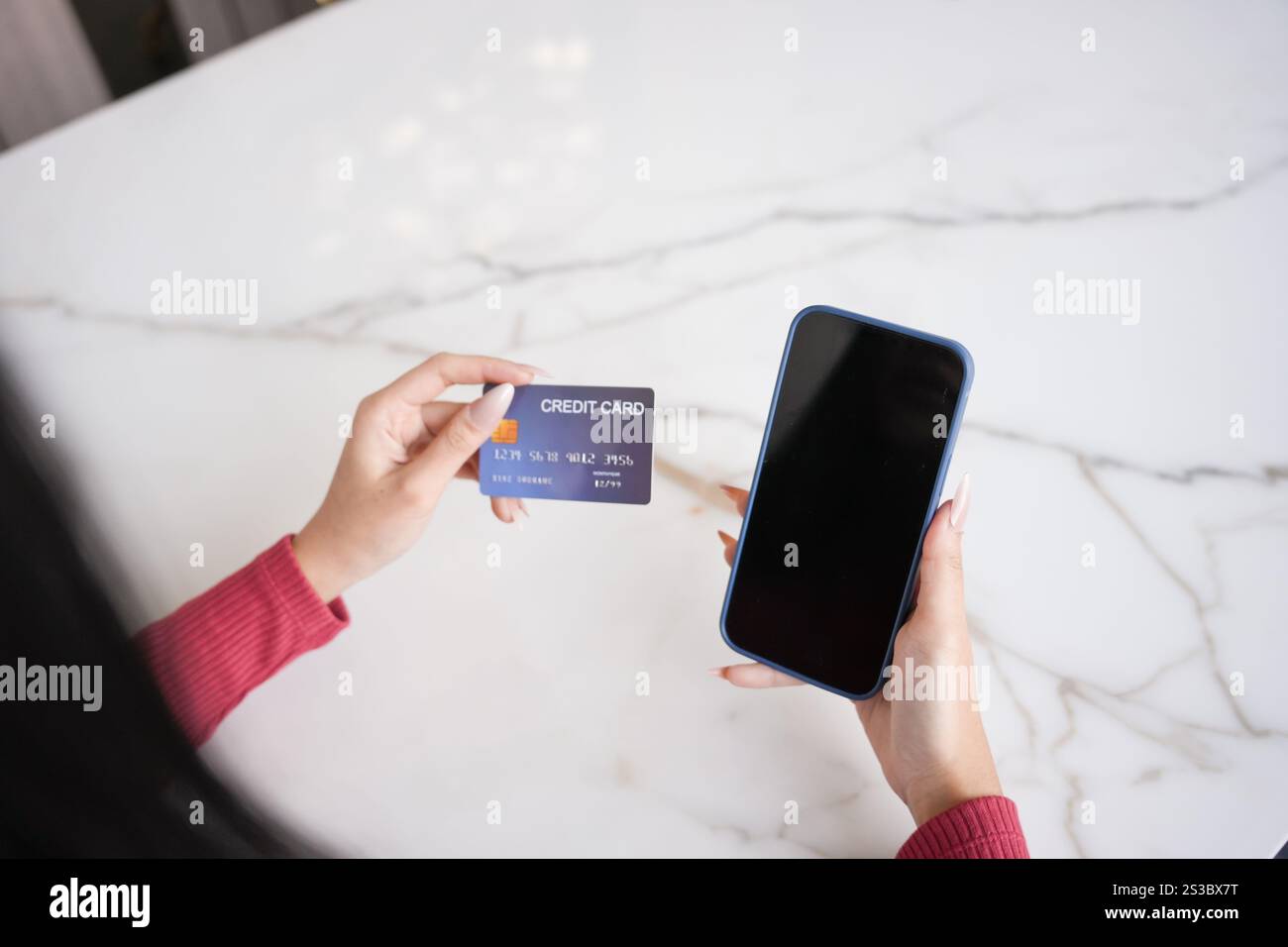 Frau, die auf einem Laptop mit Kreditkarte für Internet Online-E-Commerce-Einkaufen Geld ausgeben Online-Einkaufen Handy-Laptop-Technologie Stockfoto