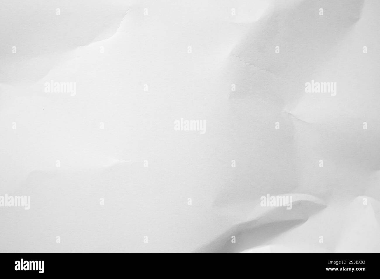 Whitepaper Texturhintergrund. Hintergrund aus zerknittertem weißem Papier in abstrakter Form mit Leerpapier für Text. Stockfoto