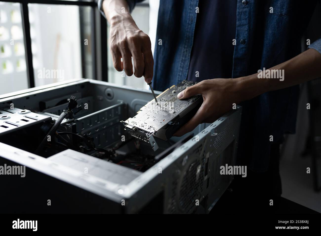 IT-Ingenieur Installation Hardware Ausrüstung Entwicklung Facility Engineer Wartung Computer Motherboard elektronische Reparaturwerkstatt Technologiegeschäft. Stockfoto