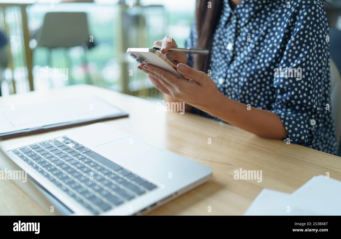 Asiatische Frau, die Smartphone-Mobilsüchtige verwendet, die Zeit mit Nachrichten Social Media Handy Technologie E-Commerce Konzept verbringt. Stockfoto