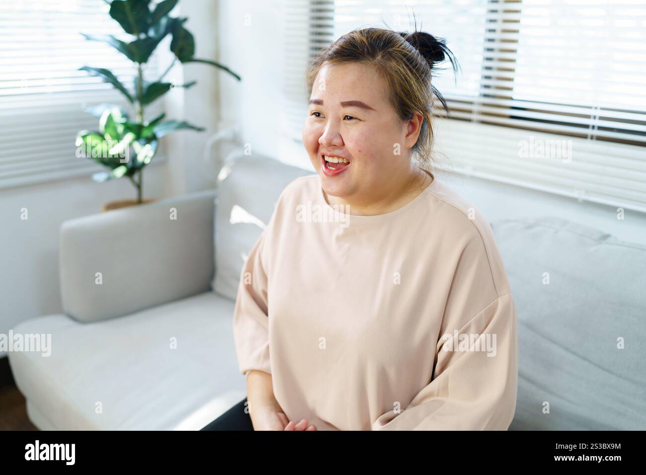 Körpervertrauen. Asiatische Frau übergewichtig plus Größe Frau selbstbewusstes Körper-positives Konzept. Stockfoto