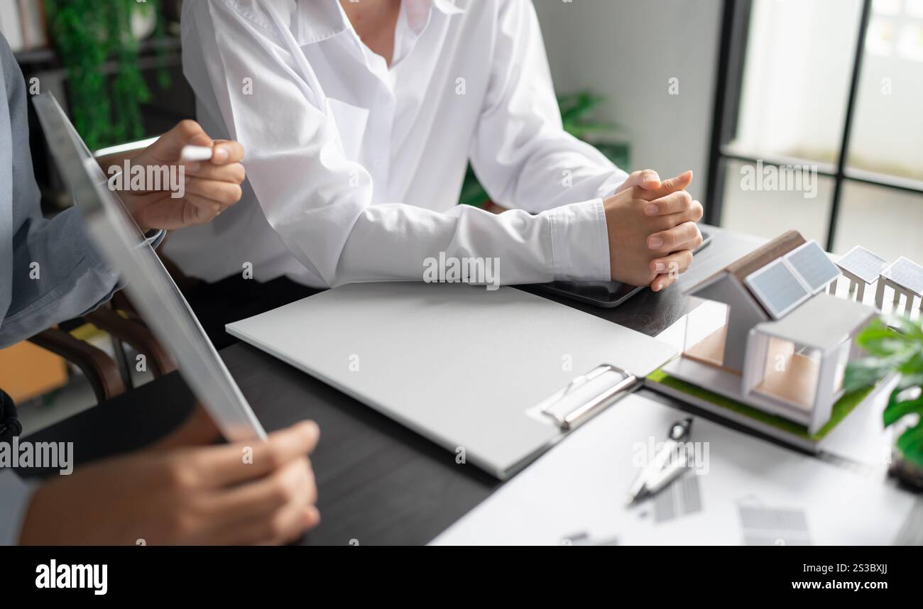 Solarpaneele grüne Energie Geschäftsmann arbeitet grün umweltfreundlich Büro Geschäft kreative Idee Planen Bio Wirtschaft für Unternehmen umweltfreundlich Stockfoto