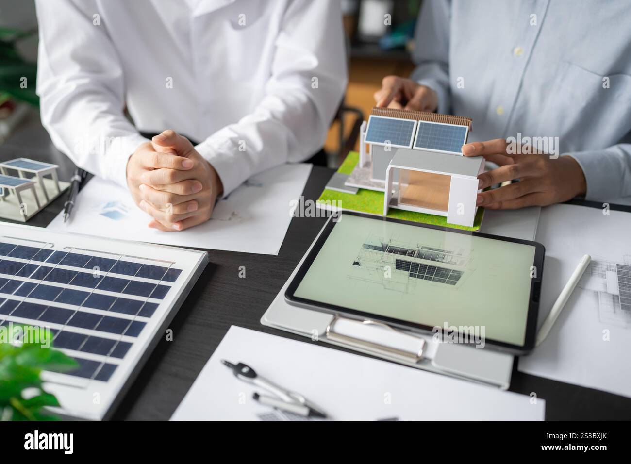 Solarpaneele grüne Energie Geschäftsmann arbeitet grün umweltfreundlich Büro Geschäft kreative Idee Planen Bio Wirtschaft für Unternehmen umweltfreundlich Stockfoto