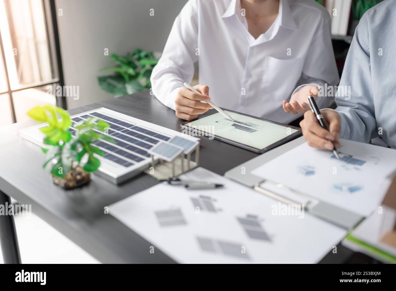 Solarpaneele grüne Energie Geschäftsmann arbeitet grün umweltfreundlich Büro Geschäft kreative Idee Planen Bio Wirtschaft für Unternehmen umweltfreundlich Stockfoto
