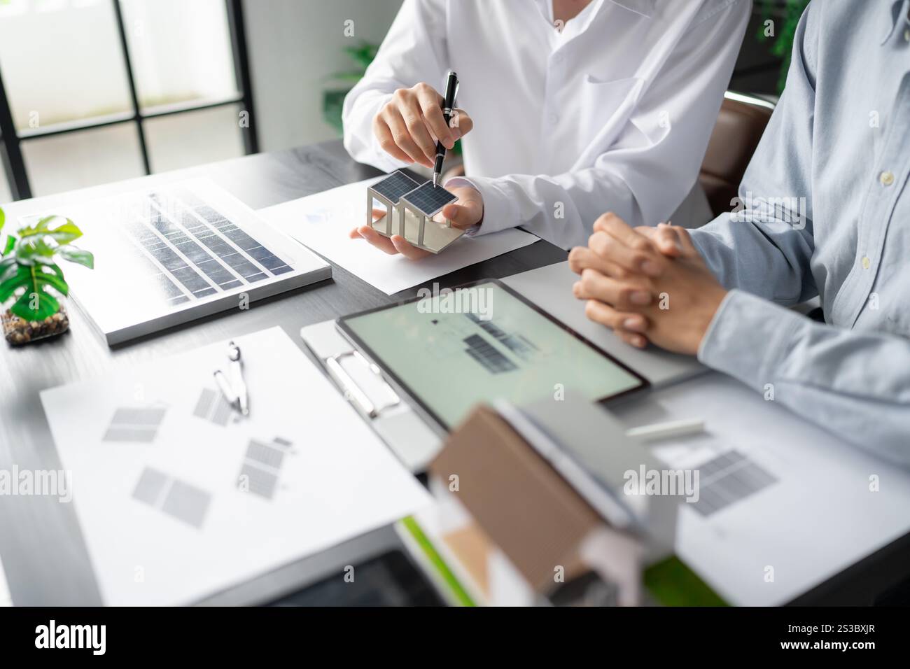 Solarpaneele grüne Energie Geschäftsmann arbeitet grün umweltfreundlich Büro Geschäft kreative Idee Planen Bio Wirtschaft für Unternehmen umweltfreundlich Stockfoto