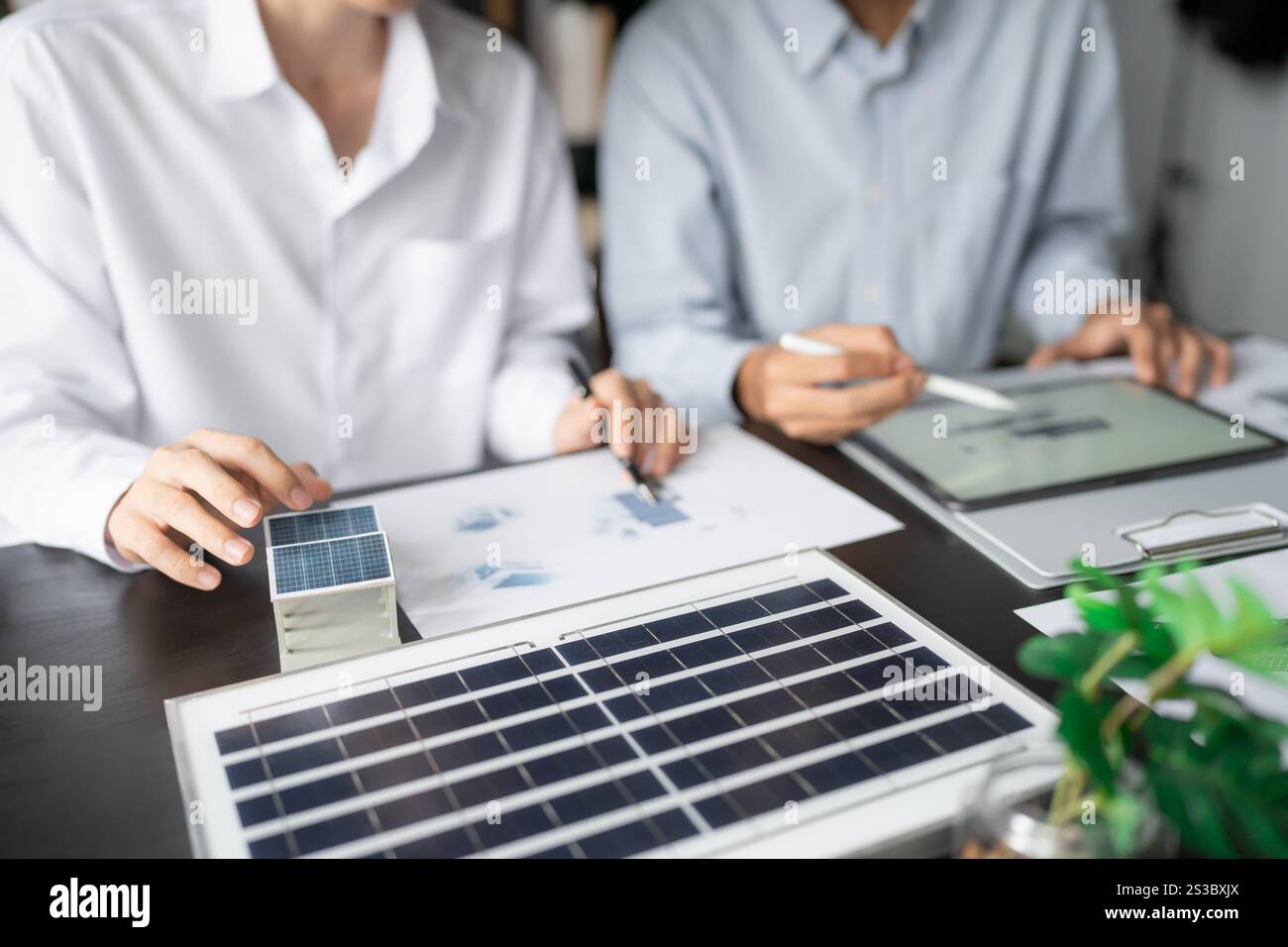 Solarpaneele grüne Energie Geschäftsmann arbeitet grün umweltfreundlich Büro Geschäft kreative Idee Planen Bio Wirtschaft für Unternehmen umweltfreundlich Stockfoto