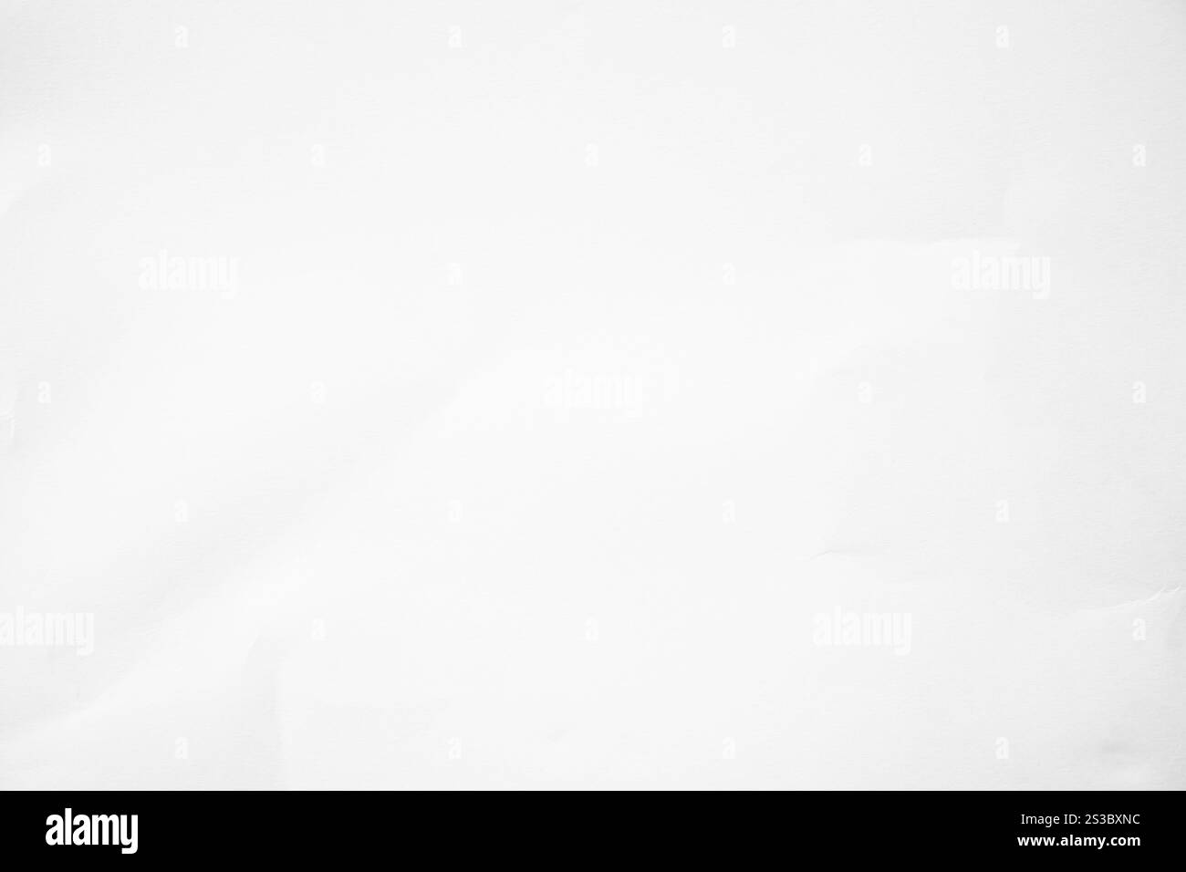 Whitepaper Texturhintergrund. Hintergrund aus zerknittertem weißem Papier in abstrakter Form mit Leerpapier für Text. Stockfoto
