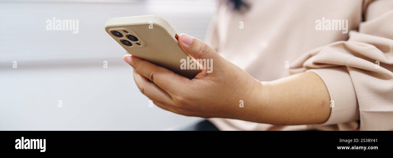 Seniorin mit Smartphone zum Online-Shopping. Handheld Handheld Handy mit Zahlung per Kreditkarte Online-Shopping elektronische Brieftasche Stockfoto