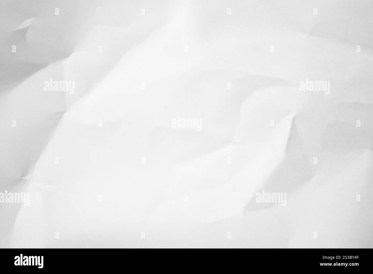 Whitepaper Texturhintergrund. Hintergrund aus zerknittertem weißem Papier in abstrakter Form mit Leerpapier für Text. Stockfoto