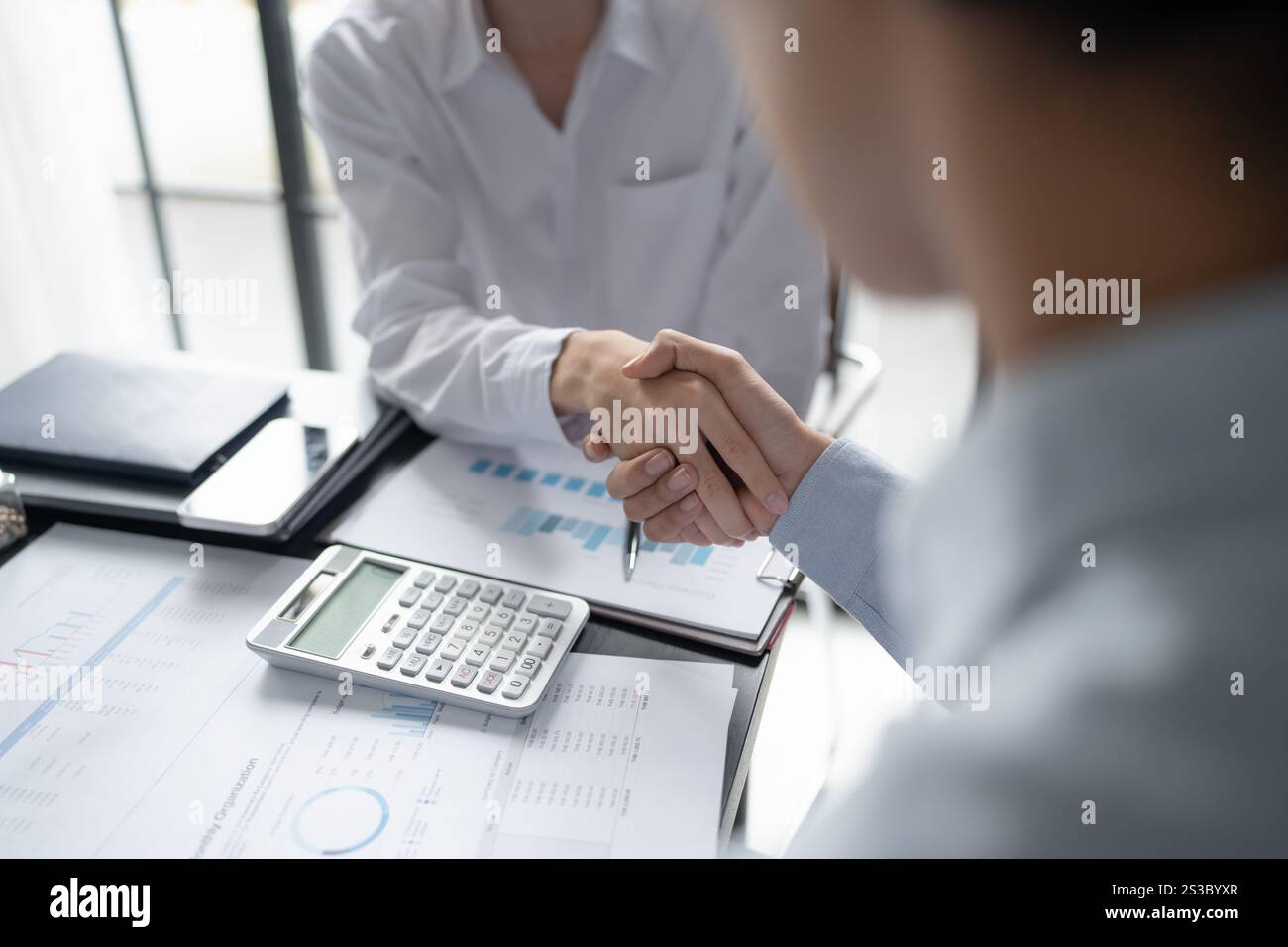 Geschäftsmann schüttelt die Hand und macht erfolgreich einen Deal. mans Handshake. Business Partnership Meeting-Konzept. Stockfoto
