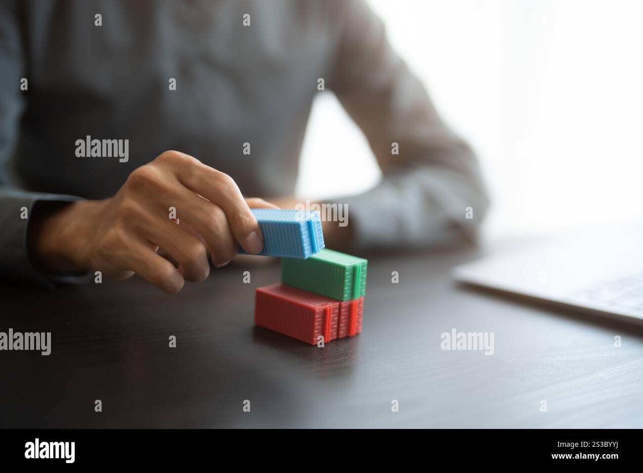 Global Shipping Business Frachtcontainer Logistik Transport. Ladungscontainer für den Export und Import von Logistiktransporten Stockfoto