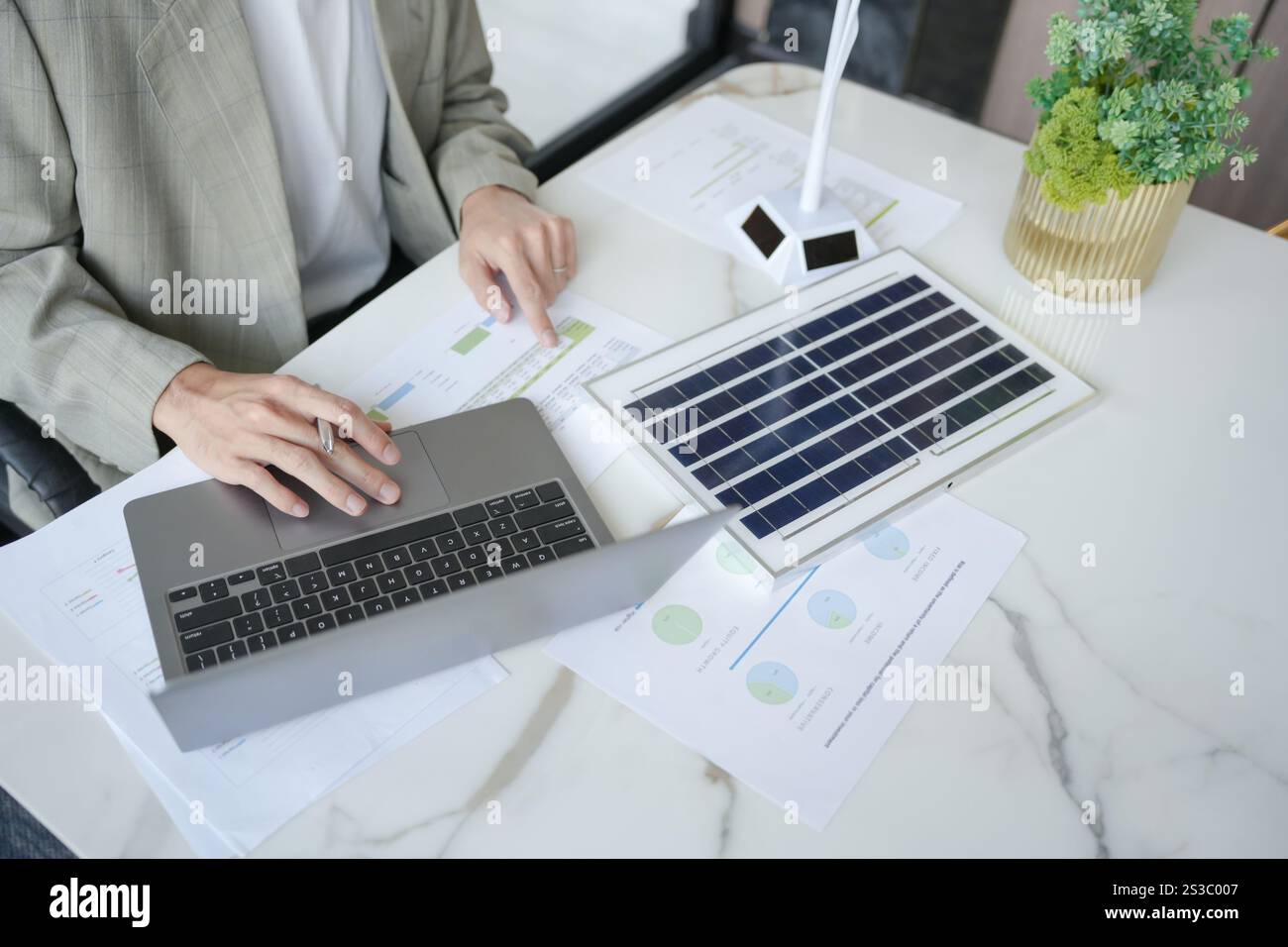 Solarpaneele grüne Energie Geschäftsmann arbeitet grün umweltfreundlich Büro Geschäft kreative Idee Planen Bio Wirtschaft für Unternehmen umweltfreundlich Stockfoto