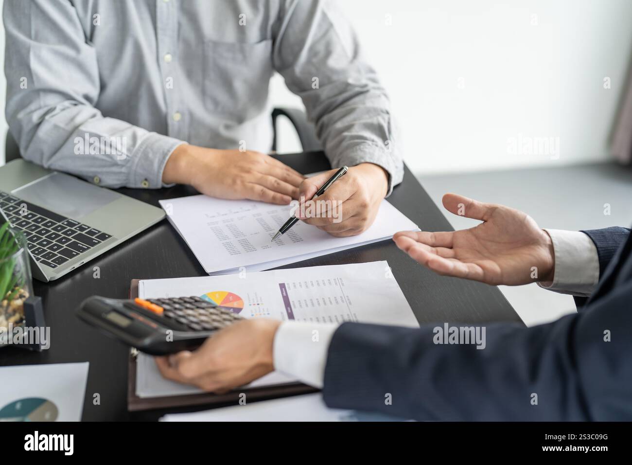 Geschäftsleute treffen sich Designideen professioneller Investor, der ein neues Start-up-Projekt arbeitet. Geschäftsmann und Geschäftsfrau arbeiten zusammen Stockfoto