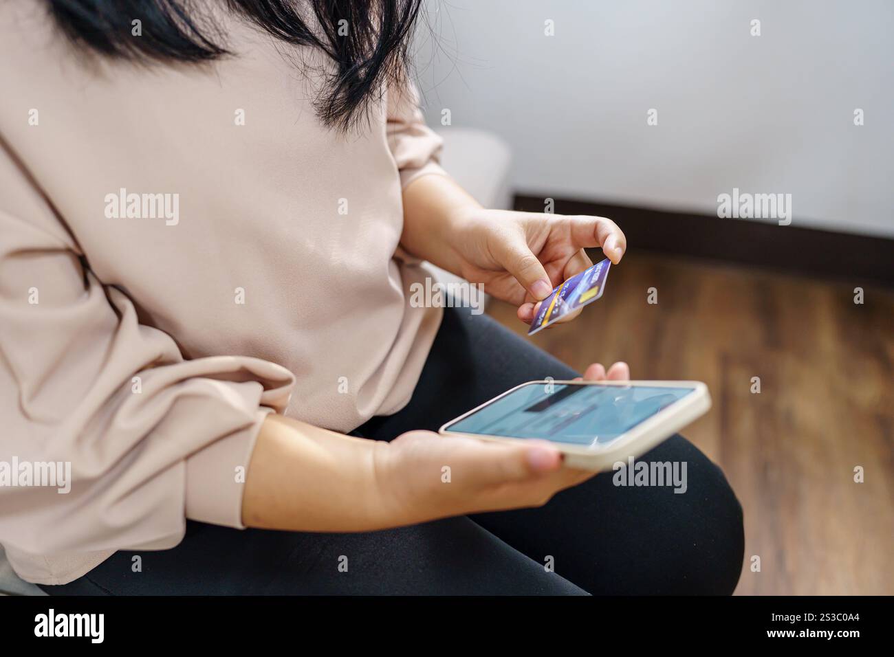 Seniorin mit Smartphone zum Online-Shopping. Handheld Handheld Handy mit Zahlung per Kreditkarte Online-Shopping elektronische Brieftasche Stockfoto