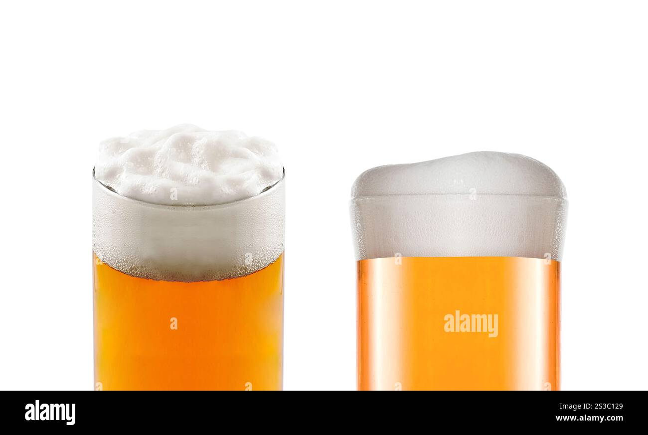 Frostige Gläser mit leichtem Bier isoliert. Frostiges Glas leichtes Bier isoliert Stockfoto