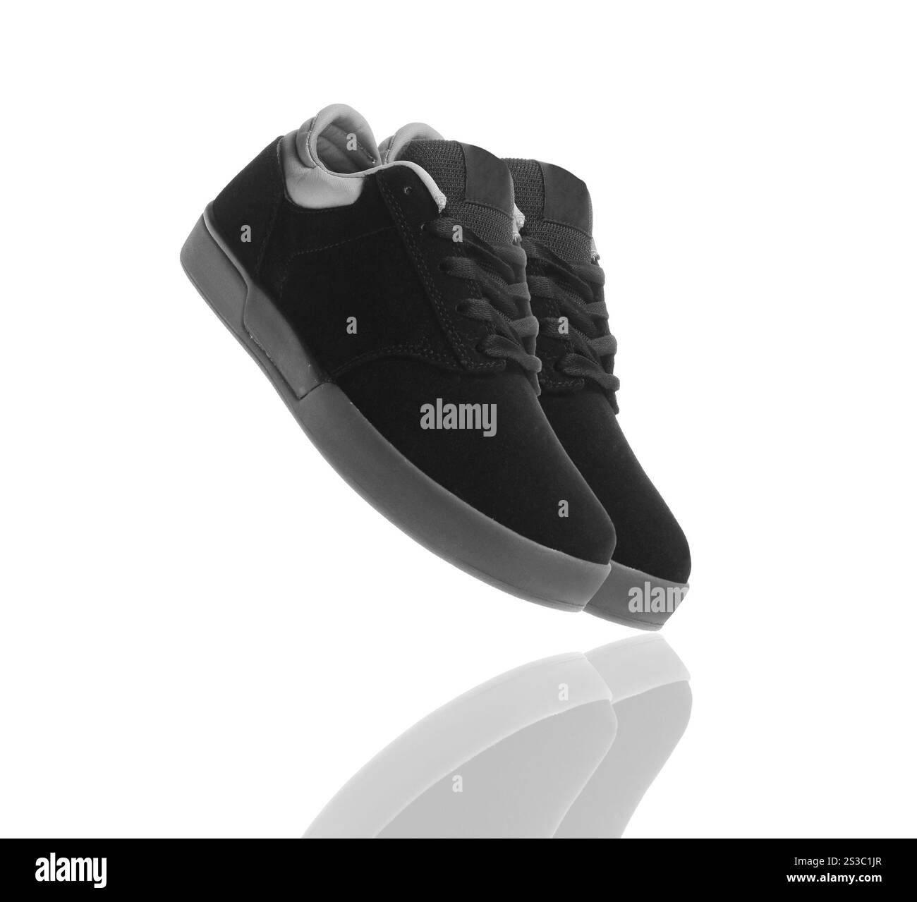 Schwarze Schuhe auf weißem Hintergrund. Schwarze Schuhe isoliert Stockfoto