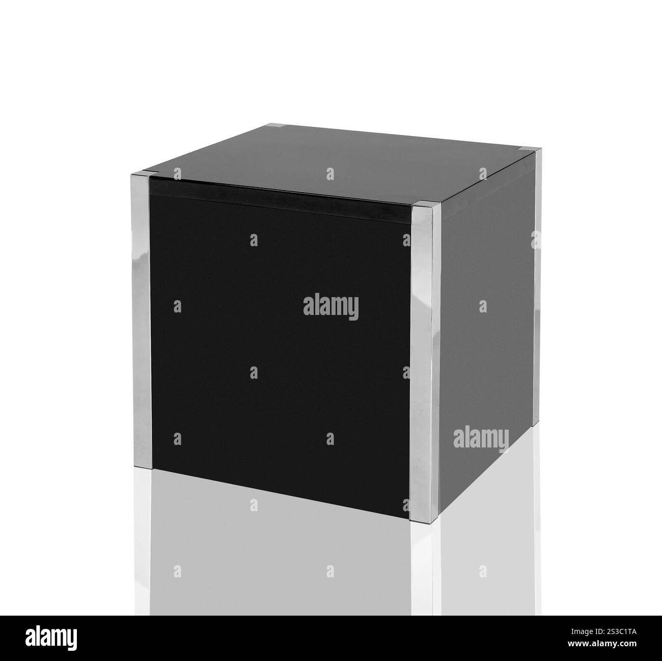 Feld isoliert auf weißem Hintergrund. Box isoliert Stockfoto