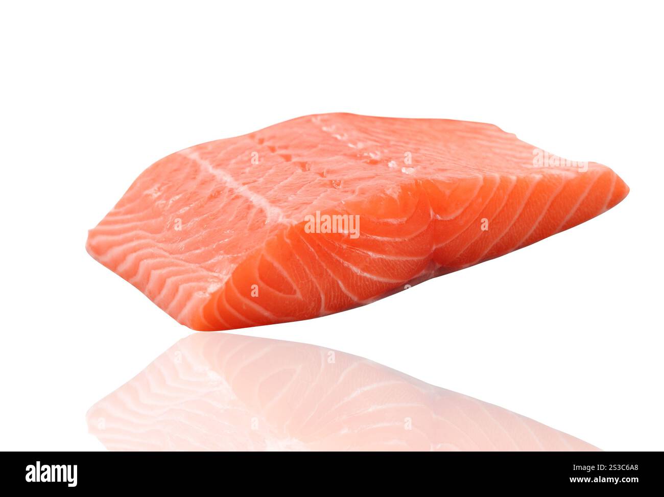 Rohes Lachsfilet, isoliert auf weißem Hintergrund. Rohes Lachsfilet Stockfoto