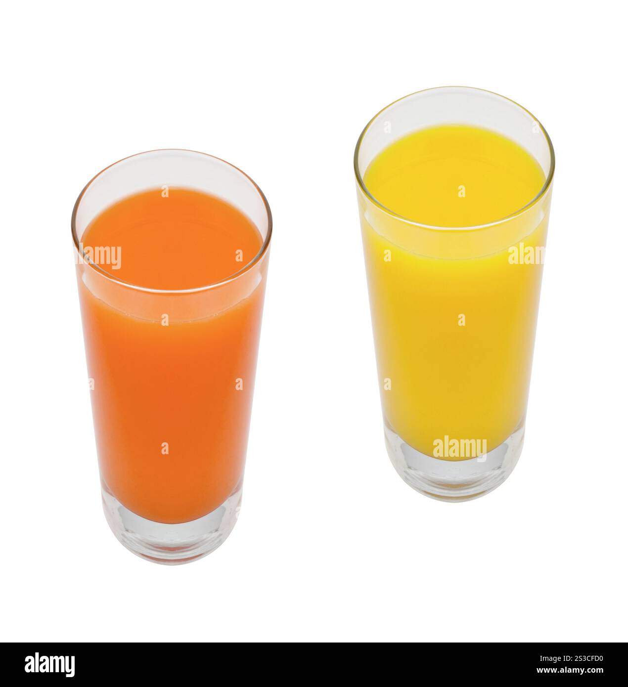 Volles Glas Orangen- und Karottensäfte auf weißem Hintergrund. Volles Glas Orangensaft auf weißem Hintergrund Stockfoto