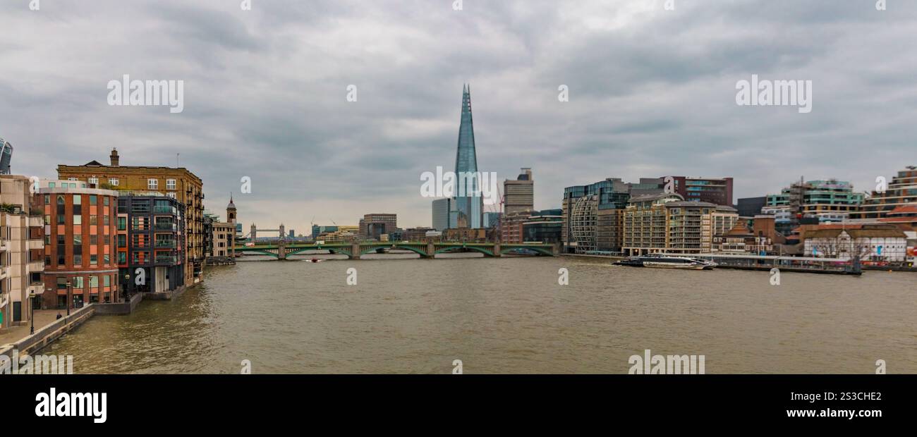 Großer Panoramablick auf die Southwark Bridge mit der Shard and Tower Bridge im Hintergrund an einem bewölkten Tag aus der London Millennium... Stockfoto